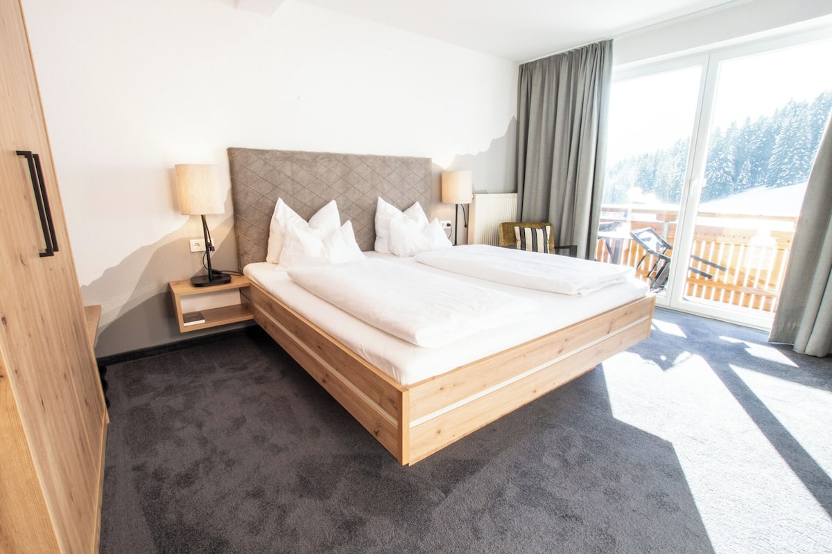 Quarto casal superior, sacada, vista para a montanha | Cofres nos quartos, cortinas blackout, Wi-Fi de cortesia, roupa de cama