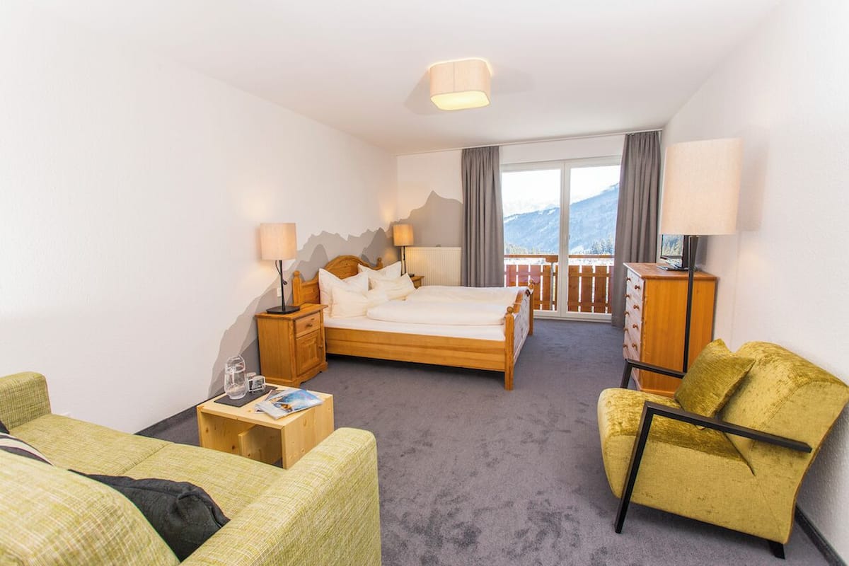 Quarto casal, sacada, vista para a montanha | Cofres nos quartos, cortinas blackout, Wi-Fi de cortesia, roupa de cama