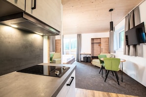 Chalé, sacada, vista para a montanha | Cofres nos quartos, cortinas blackout, Wi-Fi de cortesia, roupa de cama