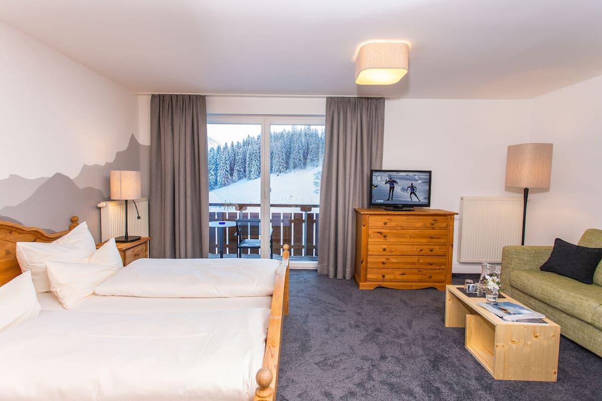 Quarto casal, sacada, vista para a montanha | Cofres nos quartos, cortinas blackout, Wi-Fi de cortesia, roupa de cama