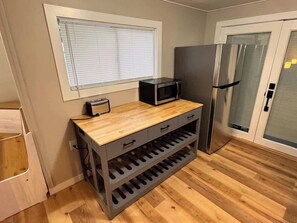 Coffee/tea maker, fridge, microwave, oven - Spacious Work Friendly Cottage (Bremerton)
