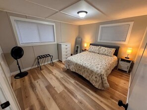 Iron/ironing board, WiFi, bed sheets - Spacious Work Friendly Cottage (Bremerton)