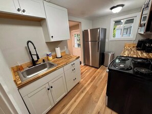 Cafetera/tetera, refrigerador, microondas, horno