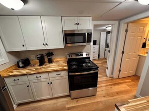 Private kitchen - Creekside Work Friendly 1 Bedroom Cottage (Bremerton)