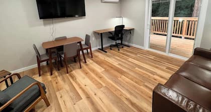 Creekside Work Friendly 1 Bedroom Cottage