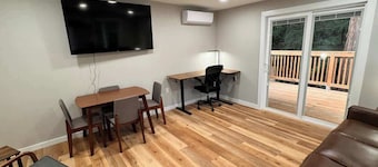 Creekside Work Friendly 1 Bedroom Cottage