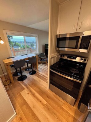 Coffee/tea maker, fridge, microwave, oven