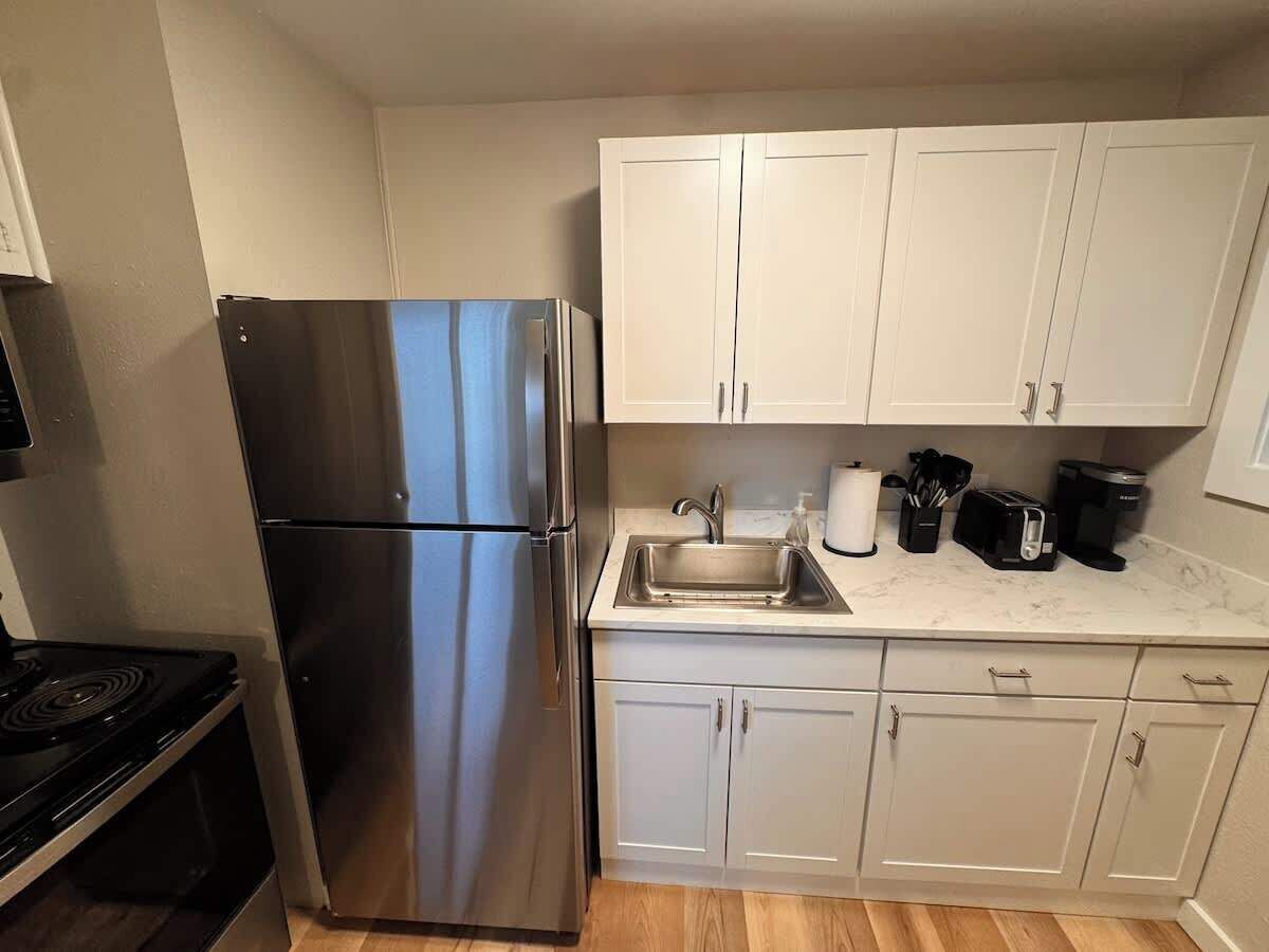 Coffee/tea maker, fridge, microwave, oven