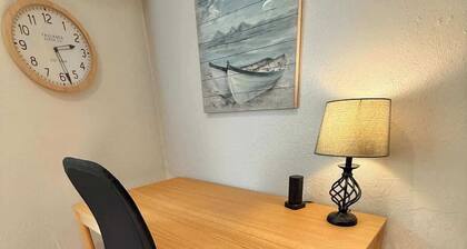 3 Bedroom Renovated Condo Steps from Park/Lake