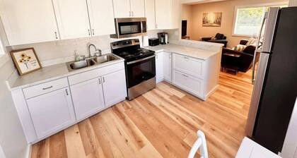3 Bedroom Renovated Condo Steps from Park/Lake