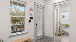 Ein sauberes, modernes Interieur mit einer hölzernen Bank, einer Tür mit Fenster und Blick ins Freie.