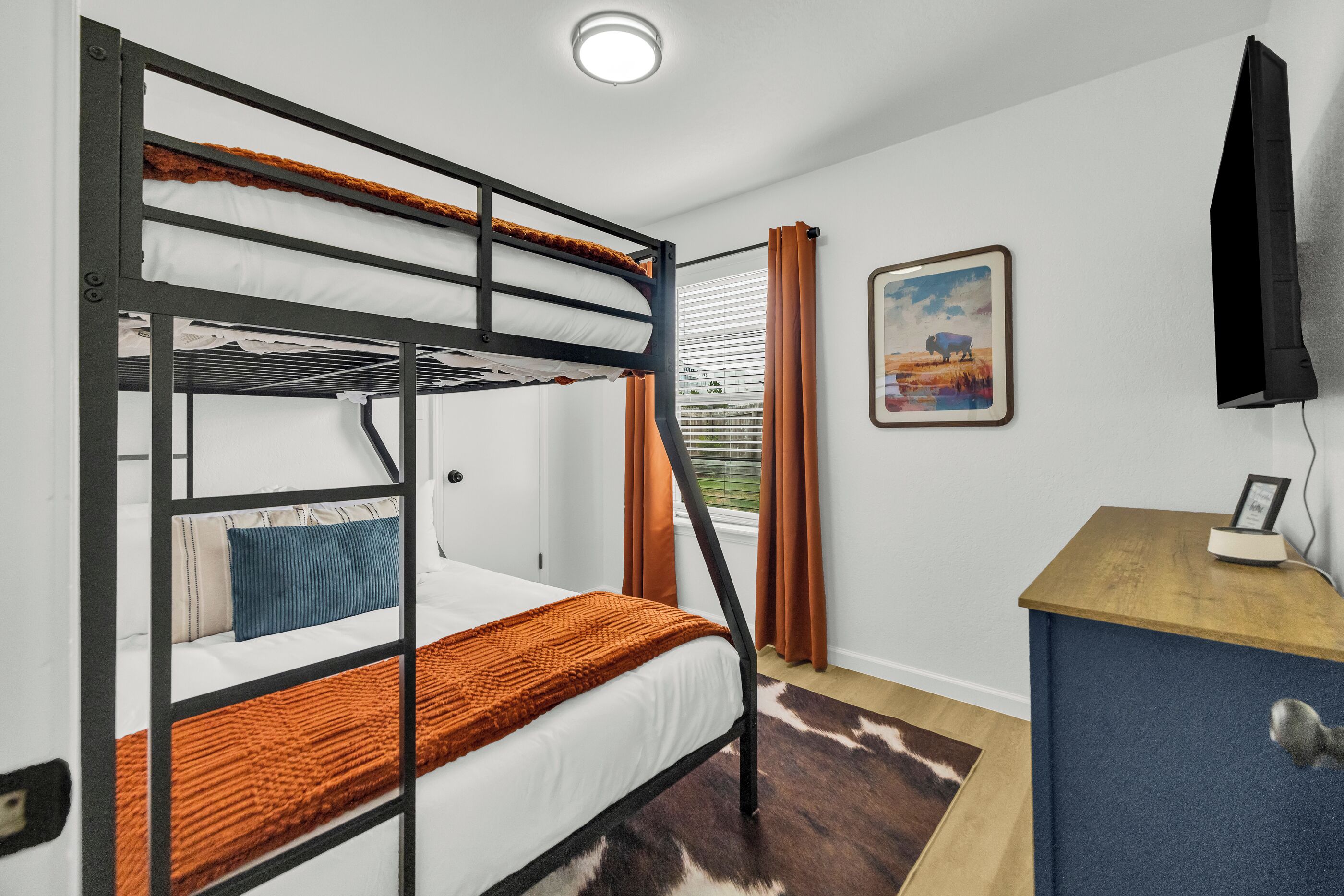 3 bedrooms, iron/ironing board, WiFi (free), bed sheets
