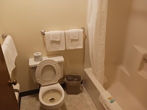 Luxe suite, uitzicht op meer | Badkamer | Een bad/douchecombinatie, handdoeken, zeep, shampoo