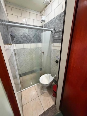 Shower, free toiletries, towels, soap - Alpes Fazenda Hotel (Socorro)