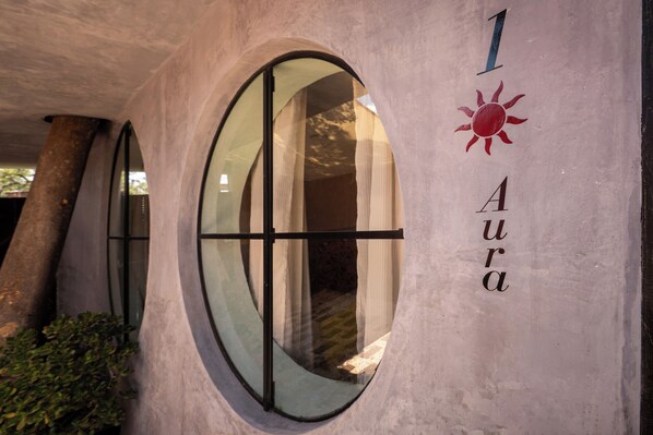 A building with a circular window and the number '1' and the word 'Aura' on the wall.