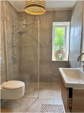 Douche, sèche-cheveux, bidet, serviettes fournies