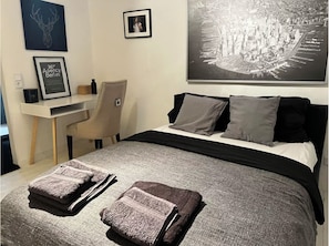 4 chambres, fer et planche à repasser, Wi-Fi, draps fournis