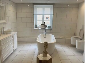 Douche, sèche-cheveux, bidet, serviettes fournies