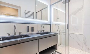 Bathroom - COMBINING AN UNBEATABLE LOCATION WITH MODERN COMFORTS – SAINT GERMAIN (Paris)
