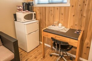 Studio | Interior - Lone Star Motel (Rossland)