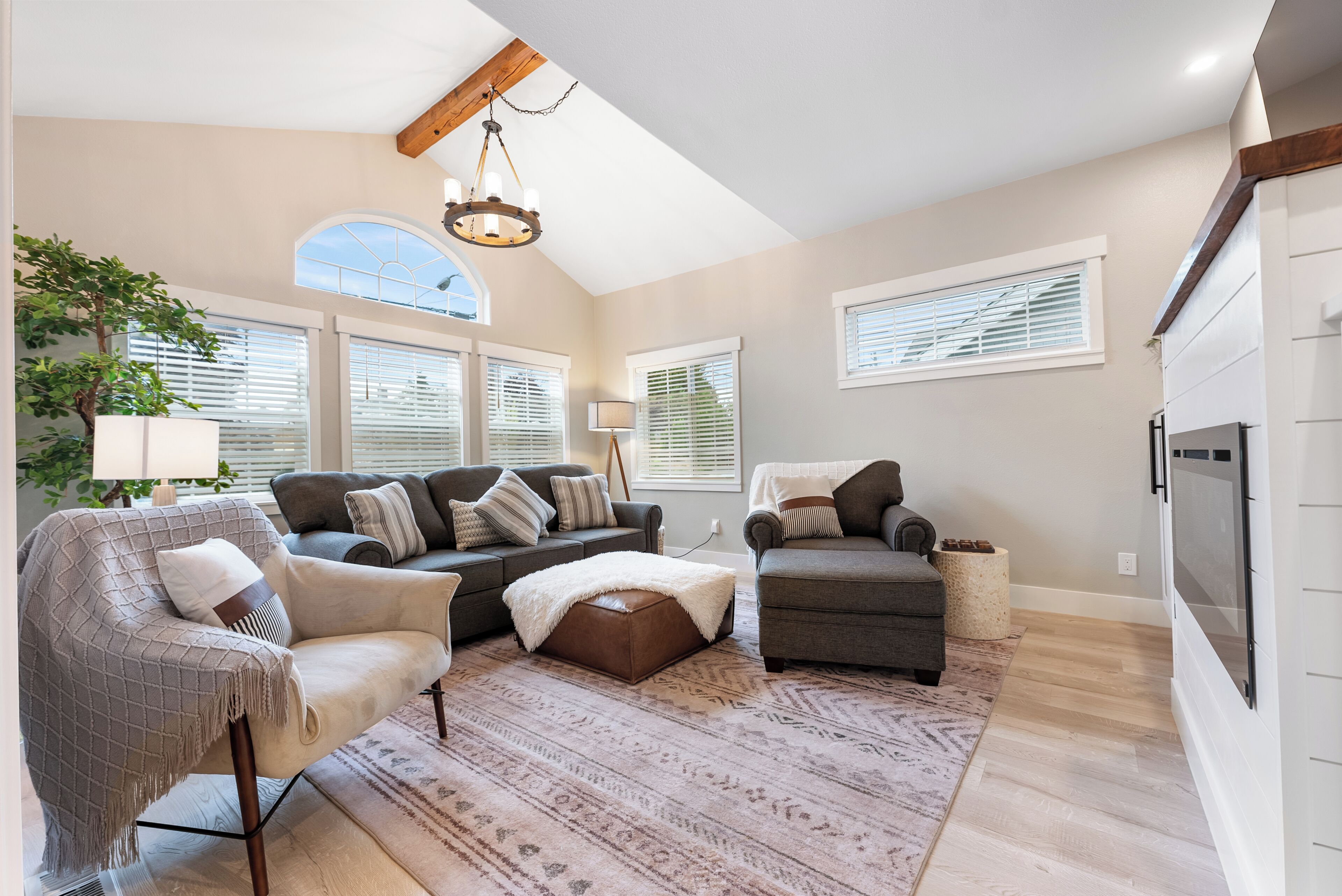 Deluxe House, 2 Bedrooms, City View | Living area