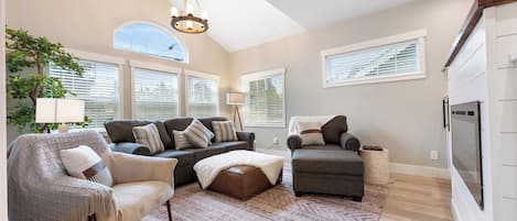 Deluxe House, 2 Bedrooms, City View | Living area