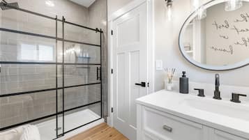 Rumah Deluks, 2 kamar tidur, pemandangan kota | Kamar mandi | Shower, perlengkapan mandi gratis, pengering rambut, dan handuk