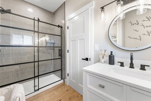 Deluxe House, 2 Bedrooms, City View | Bathroom | Shower, free toiletries, hair dryer, towels - Grason Properties (Puyallup)