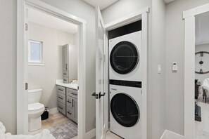 Comfort Room, 1 Queen Bed, Patio | Bathroom