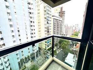 A high-rise building with multiple balconies and a view of a cityscape. - Fortune Residence (São Paulo)