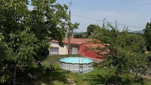 Ein Wohngebiet mit einem Schwimmbad, einem Steinweg und einem Haus mit rotem Dach.