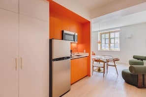 A compact kitchen with a refrigerator, microwave, and sink. - 210 Cook - Apartment in Old Quebec (Québec)