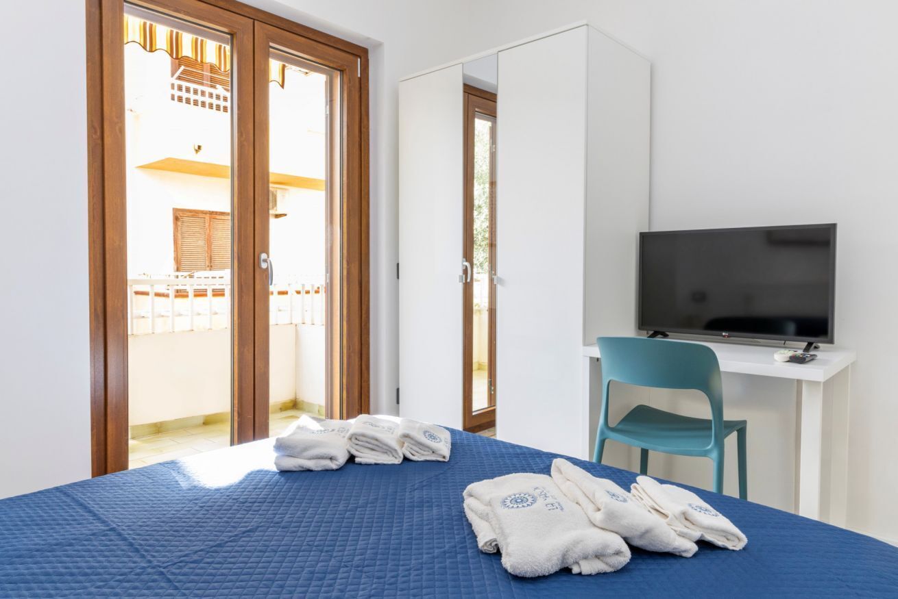 2 habitaciones y tabla de planchar con plancha 