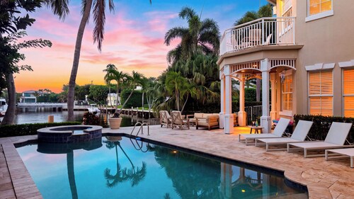 Beach Drive Estate by Avantstay Canal-front Pool + Hot Tub + Private Dock Walk to the Beach