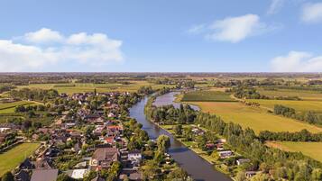Une rivière traverse une ville, avec des maisons de chaque côté.