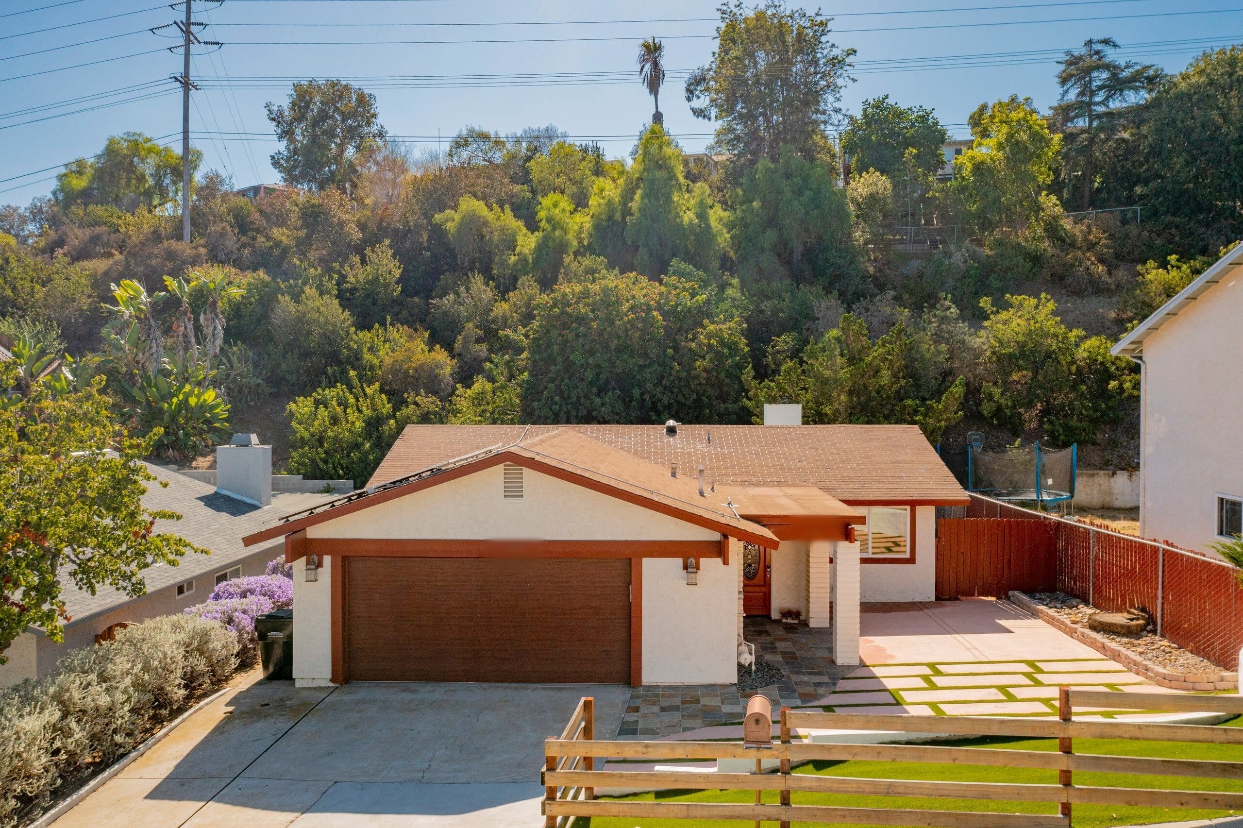 Il s’agit d’une propriété résidentielle dotée d’un garage, d’une petite dépendance attenante et d’une cour clôturée.