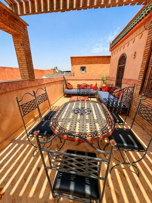 Outdoor dining - Charming 5-Bedroom Riad with Patio, Gym and Inspiring Workspace (Marrakech)