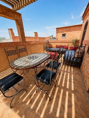 Outdoor dining - Charming 5-Bedroom Riad with Patio, Gym and Inspiring Workspace (Marrakech)