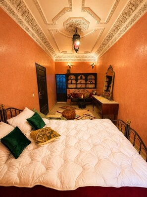 Iron/ironing board, free WiFi, bed sheets - Charming 5-Bedroom Riad with Patio, Gym and Inspiring Workspace (Marrakech)