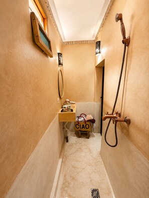 Shower, hair dryer, towels, soap - Charming 5-Bedroom Riad with Patio, Gym and Inspiring Workspace (Marrakech)
