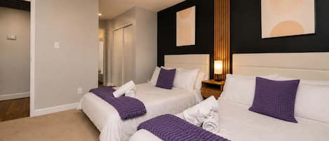 2 Schlafzimmer, Schreibtisch, Bügeleisen/Bügelbrett, Reisekinderbett