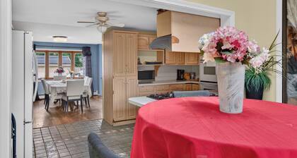 Superb 6-bedroom house with AC in Historic Salem
