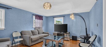 Superb 6-bedroom house with AC in  Historic  Salem