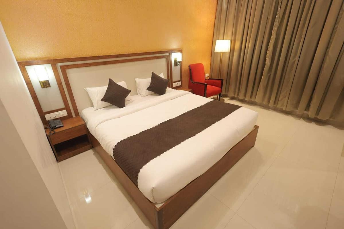Luxury Single Room, Garden View | Desk, laptop workspace, iron/ironing board, free WiFi