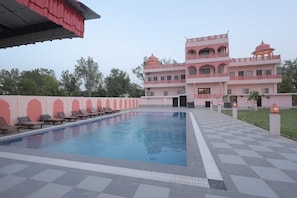 Una piscina al aire libre