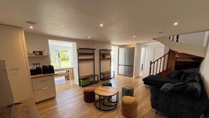 Een modern interieur met keuken, eetgedeelte en woongedeelte.