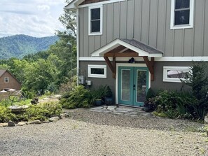 A two-story house with a stone pathway leading to a green door. - Mountain Peace 25 Min from Downtown Asheville (Barnardsville)