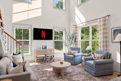 NEW Williamsburg, Long Range Lake Views, Hot Tub, Sauna, Fire Pit, Game Room
