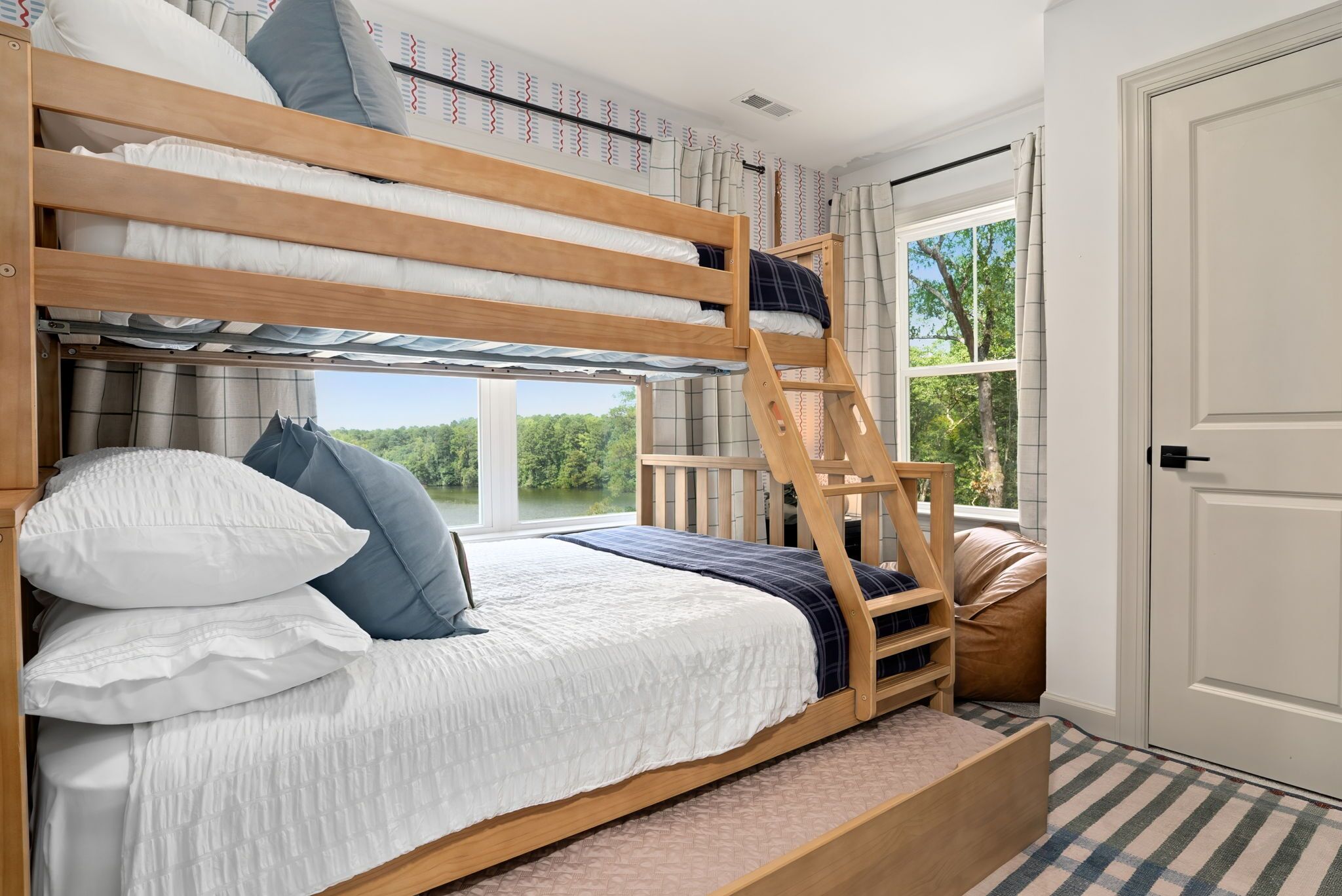 4 bedrooms, desk, iron/ironing board, travel crib