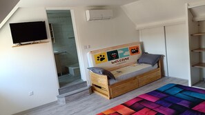Tabla de planchar con plancha, cuna de viaje, wifi gratis y ropa de cama